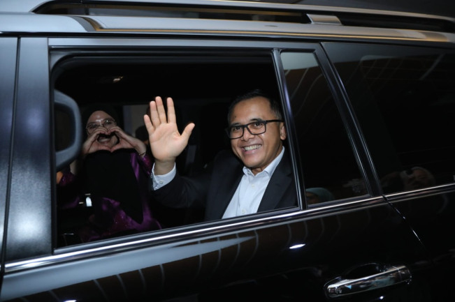 Abdullah Azwar Anas dan istri Ipuk Fiestiandani usai acara serah terima jabatan MenPAN-RB. [Dok. Kementerian PAN-RB]